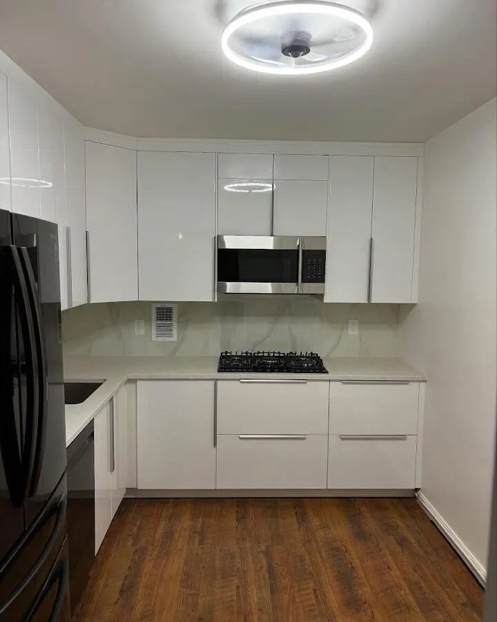 Renovated kitchen with quartz countertops in Raton